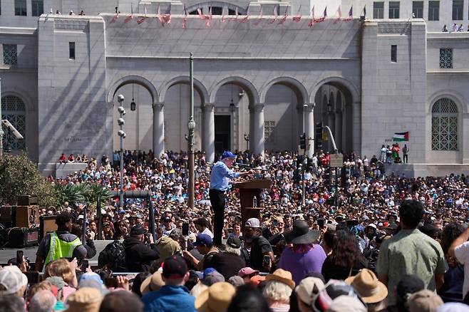 무소속 버니 샌더스 상원의원이 12일 캘리포니아주 로스앤젤리스에서 열린 ‘과두정치 저지’ 집회에서 연설하고 있다. 샌더스 의원 측은 이날 집회에 군중 3만6000명이 참석했다고 밝혔다. 로스앤젤레스=AP 뉴시스