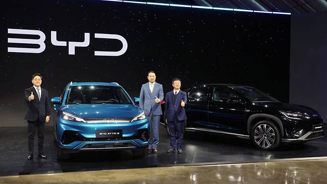 지난 1월 인천 중구 상상플랫폼에서 열린 'BYD 승용 브랜드 론칭 미디어 쇼케이스'에서 조인철 BYD코리아 승용부문 대표(왼쪽) 등 관계자들이 차 옆에서 포즈를 취하고 있다. 사진=서동일 기자