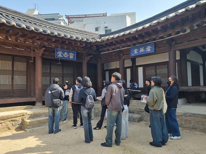지난해 뚜벅뚜벅 부산건축투어에 참여한 시민들이 동래전통건축 장관청을 둘러보고 있다. 부산시 제공