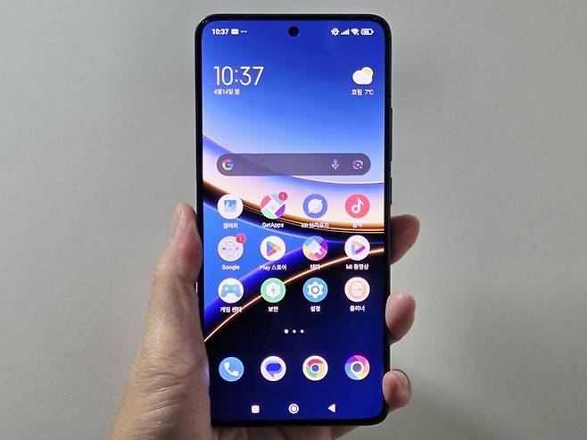 다음주 한국에서 출시하는 샤오미 '포코 F7 프로'. 사진=구자윤 기자