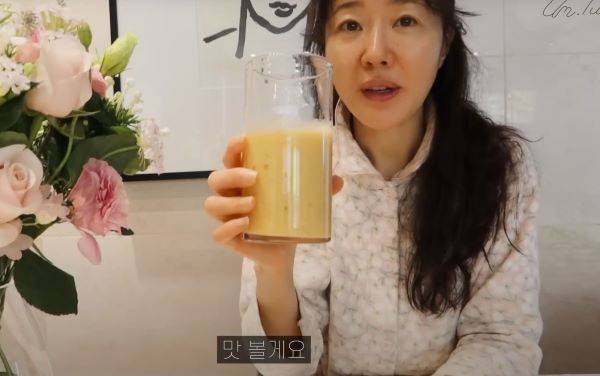 엄지원은 토마토·마늘 주스를 만들어 먹는다./사진=유튜브 채널 ‘엄지원 Umjeewon’