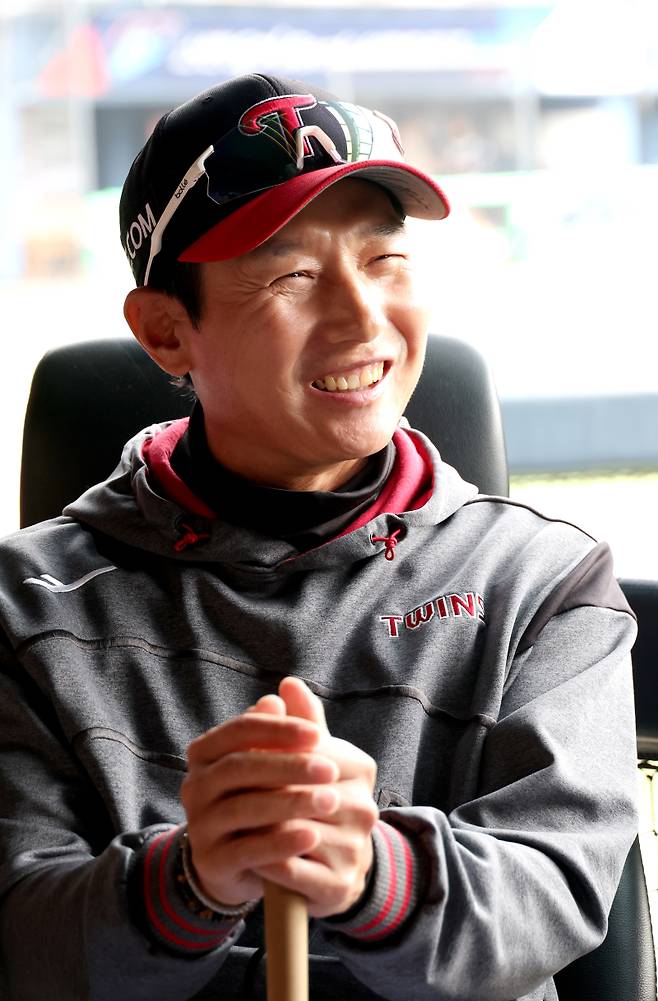 LG 염경엽 감독이 25일 오후 서울 잠실야구장에서 열리는 2025 KB0리그 프로야구 LG트윈스와 한화이글스의 경기에 앞서 더그아웃에서 취재진과 인터뷰를 하고 있다. 잠실=김민규 기자 mgkim1@edaily.co.kr /2025.03.25/