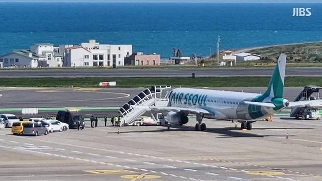 오늘(15일) 아침 8시 10분쯤 제주국제공항을 출발해 김포공항으로 향하려던 에어서울 항공편이 비상문 개방으로 활주로에 멈춰 있는 모습 (사진, 오일령 기자)