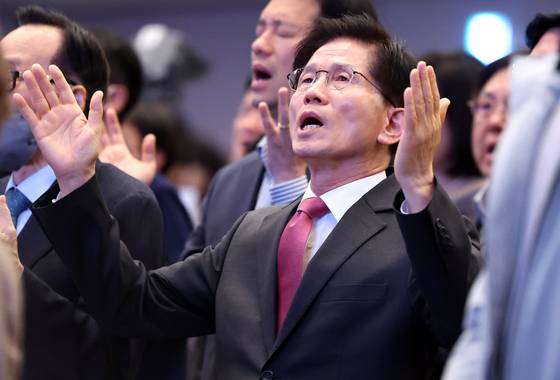 제21대 대통령선거 출마를 선언한 김문수 전 고용노동부 장관이 13일 오전 서울 서초구 온누리교회에서 찬송가를 부르고 있다. 뉴시스
