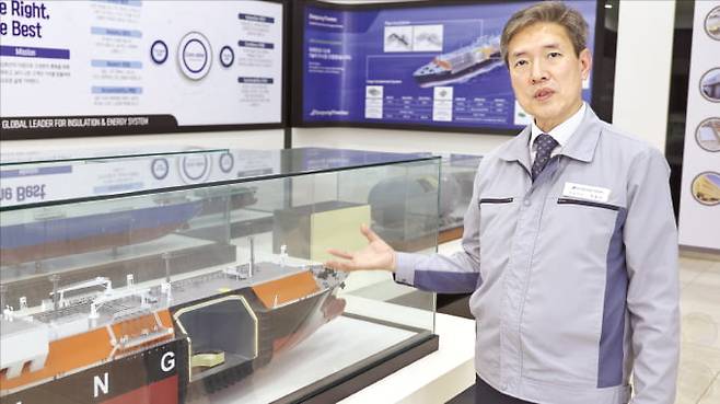 최용석 동성화인텍 대표가 14일 경기도 안성시 미양면 제1공장 쇼룸에서 멤브레인 타입 LNG 운반선 화물창 모형을 보며 설명하고 있다. 안성=은정진 기자