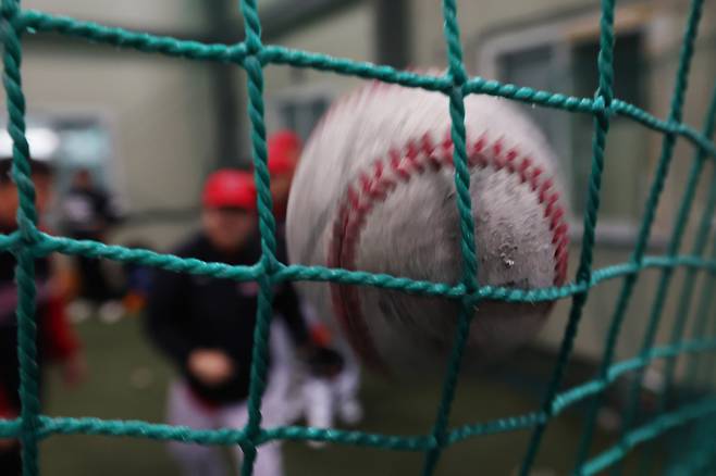 박시형, 박재현, 김민성, 고민석 선수가 공 던지기 연습을 하고 있다.