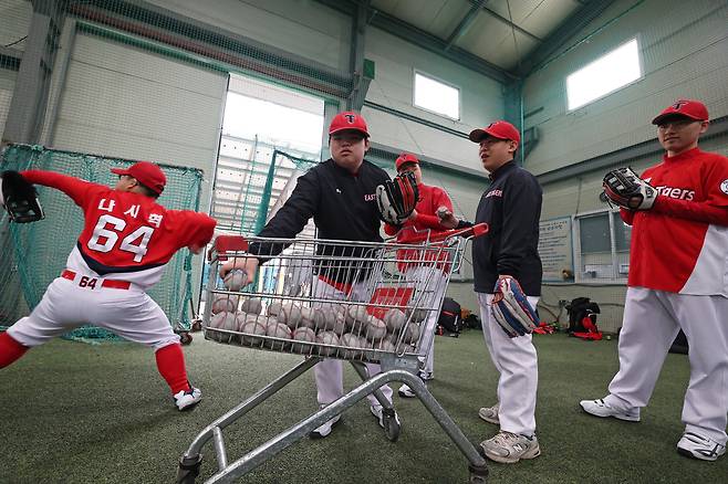 공을 던져 세워져 있는 야구 배트를 맞히는 훈련을 하고 있다. 왼쪽과 오른쪽으로 인원을 나누어 훈련을 진행했다. 순서를 기다리고 있는 아이들도 어느 쪽 배트가 먼저 쓰러질지 집중해 지켜보고 있다.