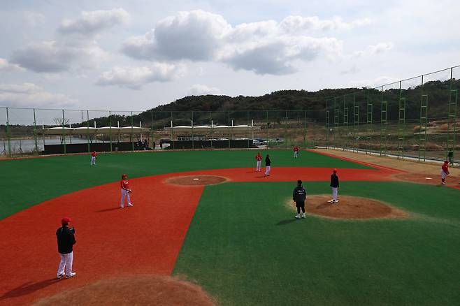 이날 경기에서 E.T 야구단은 8점 정도 실점, 6점 정도 득점했다. 임방현 감독은 “실점과 득점을 잘 세지 않는다”며 “승부보다는 시합해야만 배울 수 있는 것들을 얻어가는 게 중요하다”고 했다.