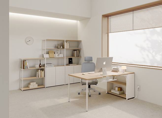 데스커의 컴퓨터 데스크 2.0과 올라운드 체어