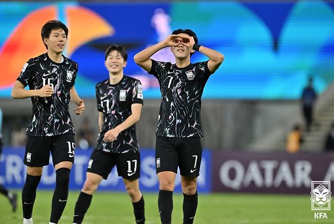 한국 17세 이하(U17) 축구대표팀이 타지키스탄을 고 24년 만에 대회 우승에 도전한다. 사진은 15일(한국시각) 사우디아라비아 제다 프린스 압둘라 알파이살 스타디움에서 열린 아시아축구연맹(AFC) U17 아시안컵 8강 경기에서 동점골을 터트린 김지성의 모습. /사진=대한축구협회(KFA) 제공
