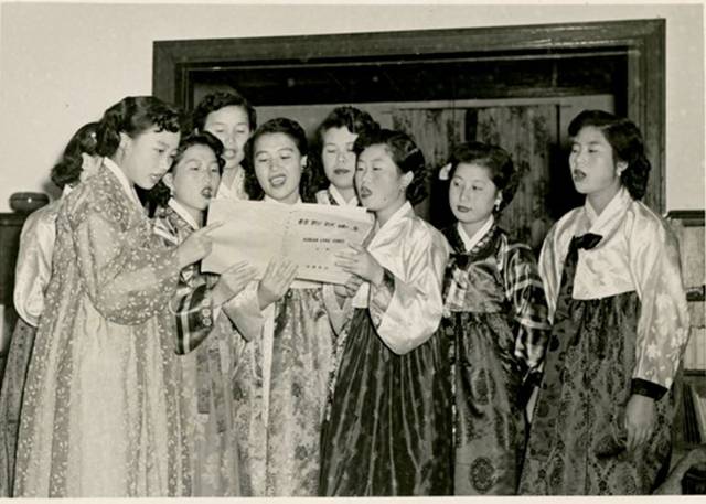 1956년 한복을 입은 동문들이 영학관에서 영어로 노래하고 있다. 영학회 제공