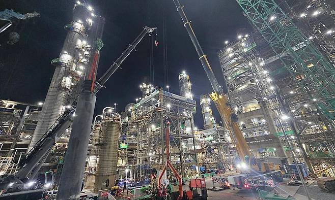 GS칼텍스는 여수공장의 작업장 안전 확보를 위한 상반기 대정비작업(Turn Around·TA)을 성공리에 마치고 사업장을 재가동했다고 15일 밝혔다. 사진은 GS칼텍스 대정비작업 현장. GS칼텍스 제공