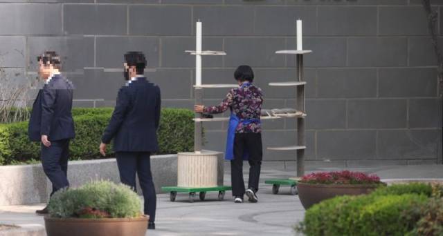 윤석열 전 대통령 부부가 지난 11일 서울 한남동 관저에서 퇴거해 도착한 서초구 사저 아크로비스타에서 캣타워가 옮겨지고 있다. 연합뉴스