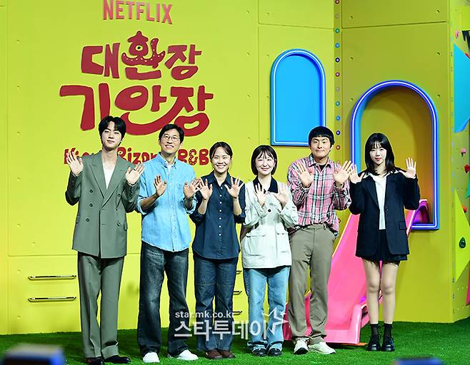 그룹 방탄소년단 진(왼쪽부터), 정효민 PD, 이소민 PD, 황윤서 PD, 기안84, 지예은. 사진|강영국 기자