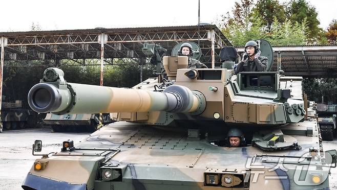 'K2전차 기본과정'에 참가한 폴란드군 교육생(왼쪽)이 K2전차 운용 노하우를 교육 받고 있다. (육군 제공) 2024.11.22/뉴스1