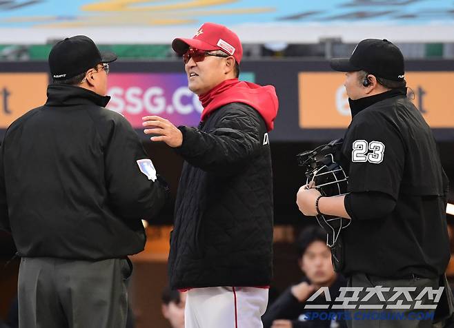 15일 인천 SSG랜더스필드에서 열린 KBO리그 SSG와 한화의 경기. 1회말 심판진에게 잠시 어필하는 SSG 이숭용 감독. 인천=송정헌 기자songs@sportschosun.com/2025.04.15/