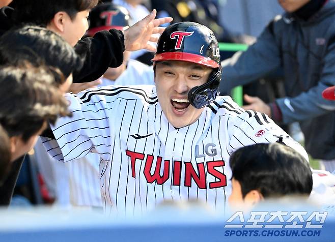 16일 잠실야구장에서 열린 삼성과 LG의 경기, 2회말 2사 1루 LG 박동원이 삼성 최원태에게 동점 2점홈런을 날린 후 더그아웃에서 기쁨을 만끽하고 있다. 잠실=허상욱 기자wook@sportschosun.com/2025.04.16/