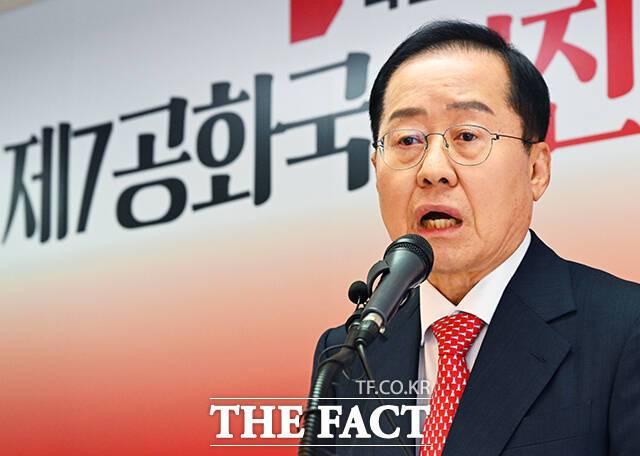 제21대 대통령 선거 출마를 선언한 홍준표 전 대구시장이 16일 서울 여의도 대하빌딩 선거사무소에서 열린 '선진대국시대' 비전발표회에서 AI 등 연구개발 분야에 5년간 최소 50조 원을 투자하겠다고 밝혔다. /배정한 기자