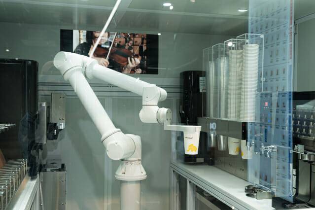 레인보우로보틱스 협동로봇 RB-N 시리즈를 탑재한 무인 로봇카페가 음료를 제조하고 있다. (사진=레인보우로보틱스)