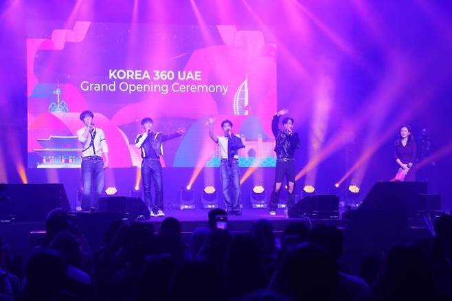 'UAE 코리아 360' 개관 행사에서 뜨거운 응원을 받으며 공연한 CIX