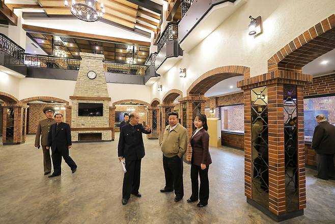 김정은이 김주애와 화성지구 3단계 구역에 건설된 편의시설들을 둘러보고 있다. /노동신문 뉴스1