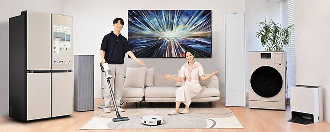 삼성전자는 고도화된 AI를 탑재한 가전과 TV, 스마트폰은 물론 이를 하나로 연결해 맞춤 루틴으로 실행하는 스마트싱스 플랫폼까지 갖추고 있다. 스마트싱스 맞춤 설정으로 서로 연결된 가전들은 유기적으로 작동된다. /삼성전자 제공