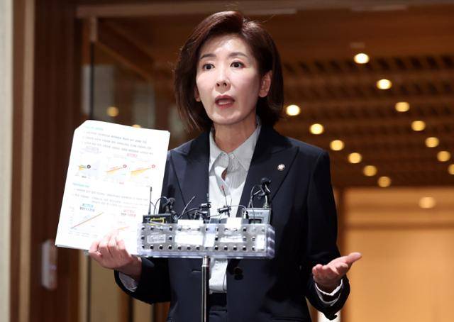 대선 출마를 선언한 나경원 국민의힘 의원이 16일 서울 중구 서울시청에서 오세훈 서울시장과 만난 후 브리핑을 하고 있다. 뉴시스