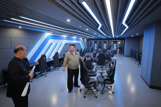 북한 노동당 기관지 노동신문은 4일 김정은 당 총비서가 지난 3일 준공을 앞둔 화성지구 3단계 구역에 건설된 중요 봉사(서비스)시설들의 운영 준비 정형을 현지 지도했다고 보도했다. 현장에는 딸 주애도 동행했다. 노동신문=뉴스1