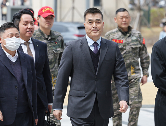 박정훈 전 해병대 수사단장이 지난 9일 경기도 수원시 영통구 수원지방법원에서 열린 보직해임 무효확인 소송 첫 공판에 출석하고 있다. 연합뉴스