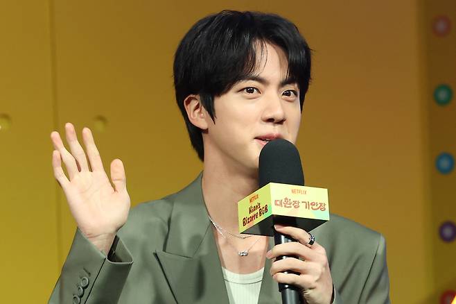 그룹 방탄소년단(BTS) 멤버 진이 지난 15일 서울 종로구 JW메리어트 동대문 스퀘어에서 열린 넷플릭스 오리지널 예능 <대환장 기안장> 기자간담회에서 인사말을 하고 있다. 연합뉴스