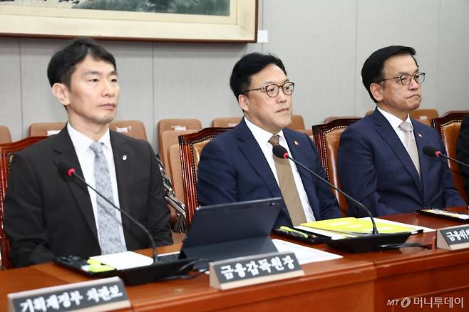 (서울=뉴스1) 김민지 기자 = 최상목 경제부총리 겸 기획재정부 장관(오른쪽부터), 김병환 금융위원장, 이복현 금감원장이 16일 오전 서울 여의도 국회에서 열린 '법제사법위원회 최 부총리 탄핵소추사건 조사 청문회'에 출석해 자리하고 있다. 2025.4.16/뉴스1 Copyright (C) 뉴스1. All rights reserved. 무단 전재 및 재배포, AI학습 이용 금지. /사진=(서울=뉴스1) 김민지 기자
