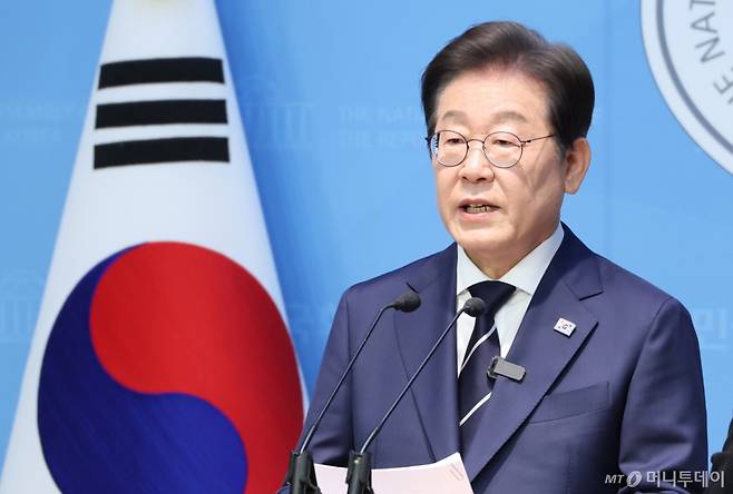 (서울=뉴스1) 이광호 기자 = 제21대 대통령선거에 출마를 선언한 이재명 더불어민주당 전 대표가 11일 오전 서울 여의도 국회 소통관에서 비전 선포 및 캠프 인선 발표를 하고 있다. 2025.4.11/뉴스1 Copyright (C) 뉴스1. All rights reserved. 무단 전재 및 재배포, AI학습 이용 금지. /사진=(서울=뉴스1) 이광호 기자