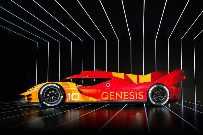 제네시스는 GMR-001 하이퍼카와 레이싱 슈트를 내구 레이스에서 활용할 계획이다./사진=현대차