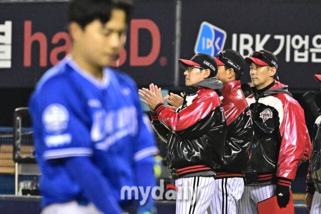 15일 서울 잠실야구장에서 열린 '2025 신한 SOL BANK KBO리그' 삼성 라이온즈와 LG 트윈스 경기.LG가 역대 4번째 팀 노히트 노런 3-0 승리를 했다. 선수들에게 박수를 치는 LG 염경엽 감독./잠실=한혁승 기자
