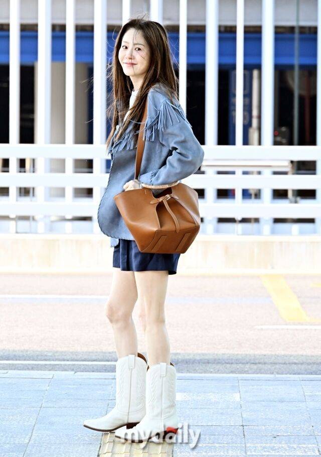 배우 고현정이 해외 일정차 15일 오후 인천국제공항을 통해 미국 뉴옥으로 출국하고 있다./송일섭 기자 andlyu@mydaily.co.kr