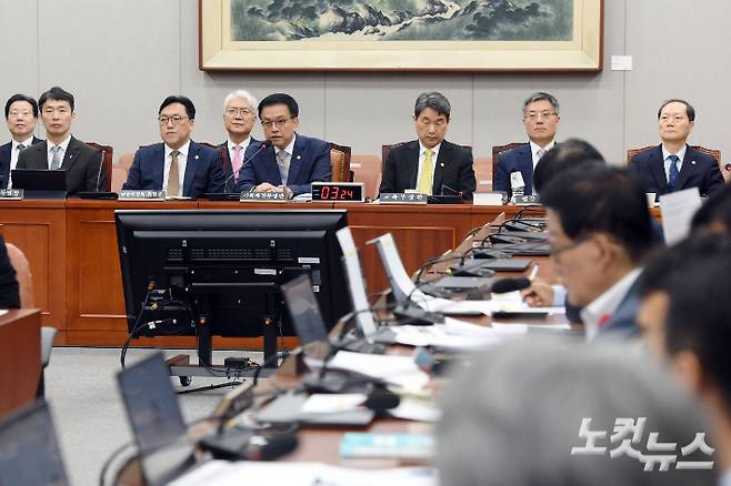 최상목 경제부총리 겸 기획재정부 장관이 16일 서울 여의도 국회에서 열린 법제사법위원회의 기획재정부 장관 최상목 탄핵소추사건 조사 청문회에 출석해 의원 질의에 답변을 하고 있다. 윤창원 기자