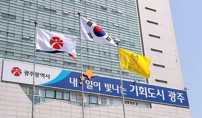 광주광역시는 16일 세월호 참사 11주기를 맞아 시청 게양대에 '세월호 노란 깃발'을 내걸고, 희생자들을 기억·추모하며 '안전도시 광주' 조성을 다짐했다. 광주시 제공