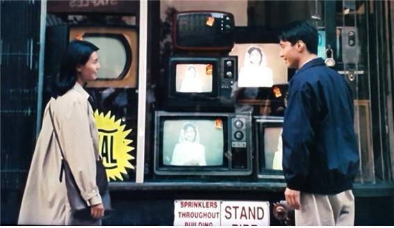 ▲영화 <첨밀밀>에서 덩리쥔의 사망 소식을 알리는 TV 뉴스를 보다가 재회하는 두 주인공.(영화 <첨밀밀> 캡처>)