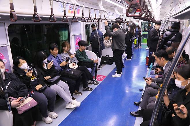 지하철 열차 내부 모습. 기사와 직접적 연관 없음. 게티이미지뱅크