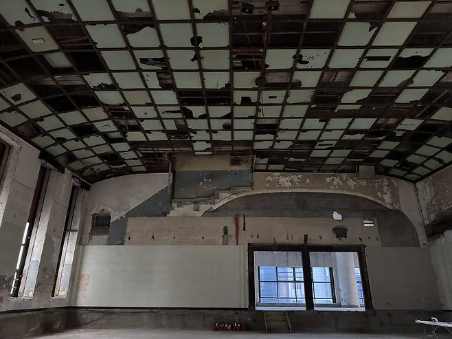 옛 대전부청사 3층 공회당 모습. 궁륭형 우물반자 천장과 길쭉하게 난 통창, 영사실 흔적 등이 보인다. 강은선 기자