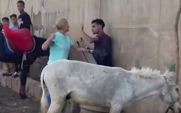 한 여성이 채찍을 든 남성에게 주먹을 날리고 있다. 출처=굿 카르마 생츄어리 인스타그램