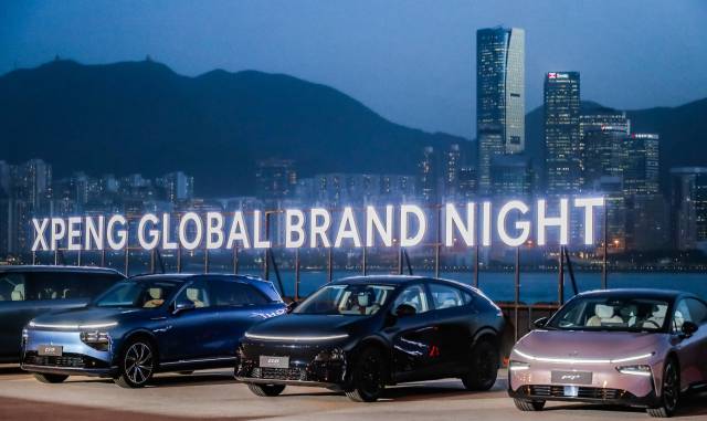중국 전기차 업체 샤오펑이 15일 홍콩 카이탁 크루즈터미널에서 개최한 '글로벌 브랜드 나이트' 행사에 샤오펑의 차량이 전시돼 있다. 샤오펑 제공