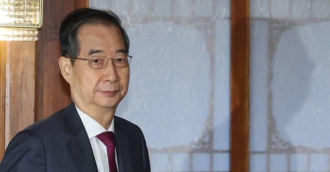 한덕수 대통령 권한대행이 4월14일 서울 공관에서 열린 경제안보전략 TF 회의에 입장하고 있다. ⓒ 연합뉴스