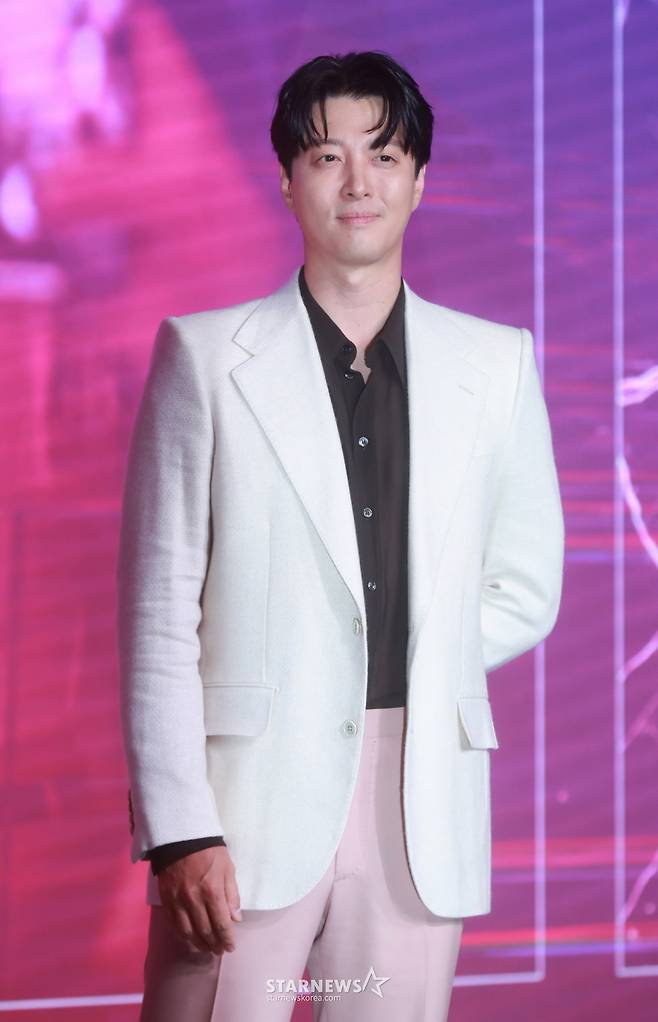 배우 이동건이 26일 오전 서울 마포구 호텔 나루에서 진행된 넷플릭스 오리지널 시리즈 '셀러브리티' 제작발표회에 참석해 포즈를 취하고 있다. 유명해지기만 하면 돈이 되는 세계에 뛰어든 아리가 마주한 셀럽들의 화려하고도 치열한 민낯을 그린 넷플릭스 시리즈 셀러브리티'는 오는 30일 공개된다. /2023.06.26