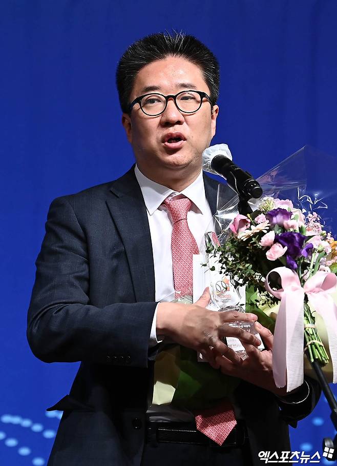 8일 오전 서울 청담동 호텔리베라에서 열린 '2022 뉴트리데이 일구상 시상식'에 참석한 SSG 류선규 단장이 프런트상 수상 후 소감을 전하고 있다. 엑스포츠뉴스 DB