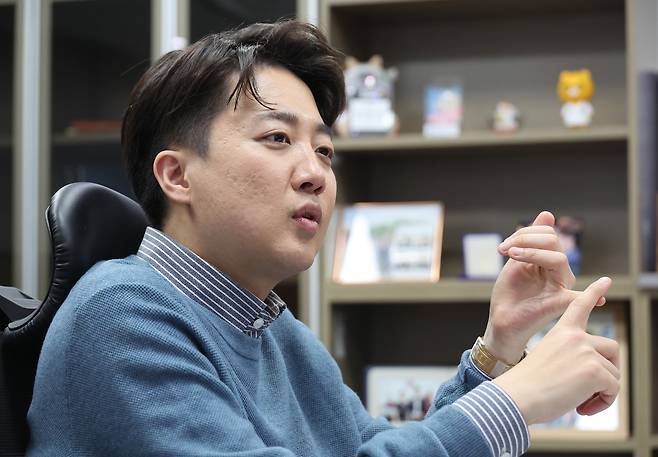 연합뉴스와 인터뷰하는 이준석 의원 (서울=연합뉴스) 박동주 기자 = 개혁신당 대선 후보인 이준석 의원이 15일 서울 여의도 국회 의원회관에서 연합뉴스 취재진과 인터뷰하고 있다. 2025.4.16
pdj6635@yna.co.kr