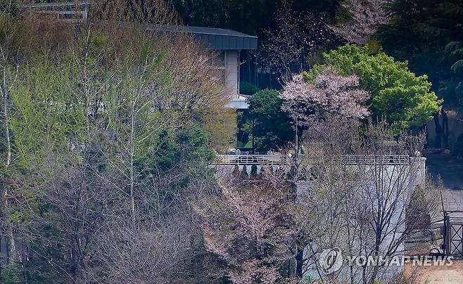 경찰, 대통령실·공관촌 압수수색 시도 (서울=연합뉴스) 김도훈 기자 = 경찰 비상계엄 특별수사단이 대통령실과 한남동 공관촌에 대한 압수수색에 나선 16일 서울 용산구 한남동 경호처장 공관 모습.
이날 경찰은 대통령실 내 경호처 비화폰 서버, 경호처 사무실, 경호처장 공관 등에 대한 압수수색에 나섰다. 2025.4.16 superdoo82@yna.co.kr