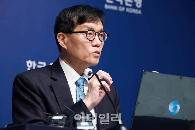 이창용 한은 총재가 17일 기자간담회에서 질문에 답하고 있다. (사진= 한국은행)