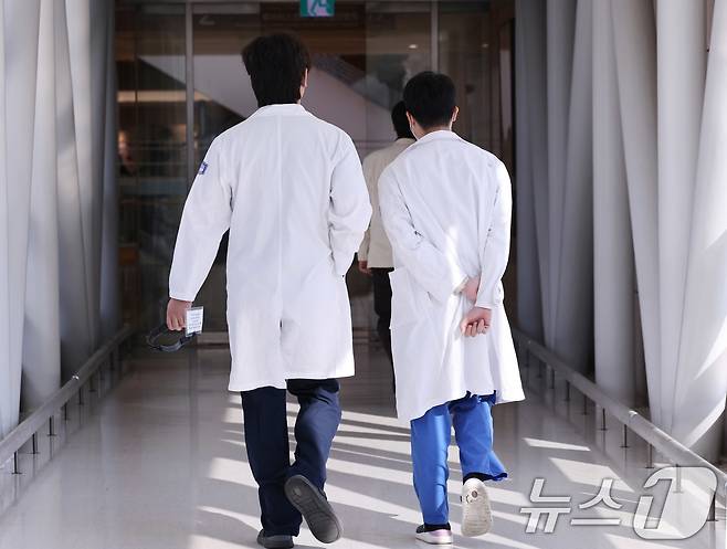 3일 서울의 한 대학병원에서 의료진이 이동하고 있다. 2025.2.3/뉴스1 ⓒ News1 박지혜 기자