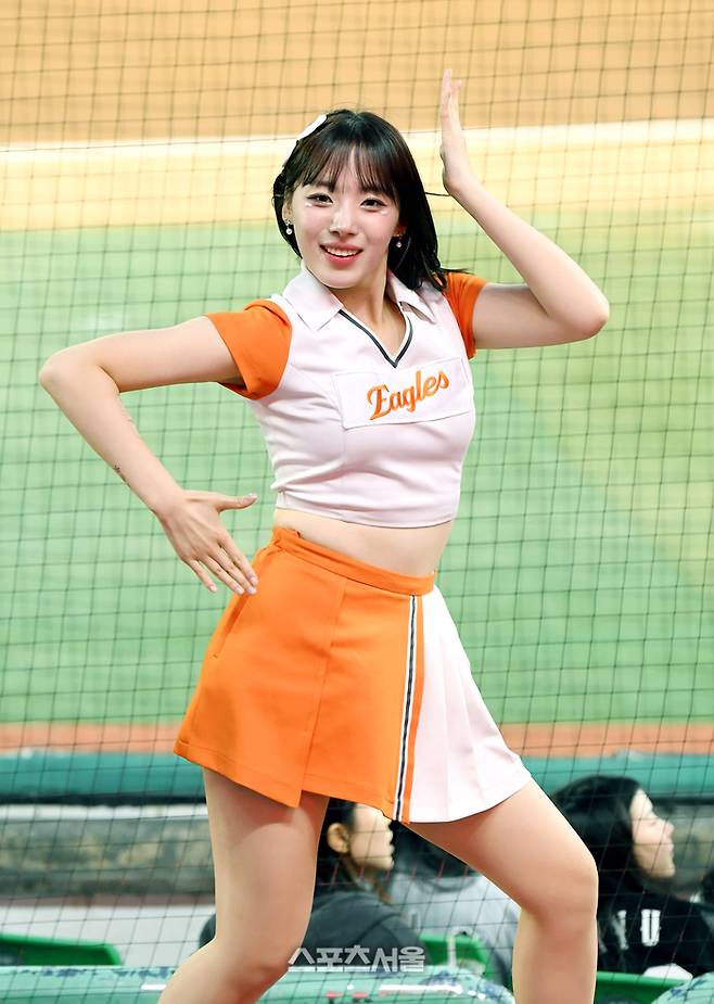 건강미를 뽐내며 열정적인 공연을 하는 하지원. 문학 | 박진업 기자